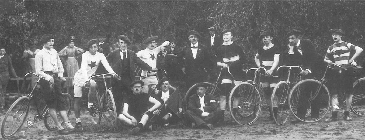 La secció ciclista de l’Slavia de Praga, hereva del Club Ciclista Acadèmic, en una imatge de 1895 amb Jaroslav Hausmann 