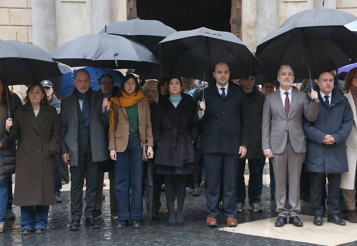 Minut de silenci del Govern i l'Ajuntament de Barcelona per les víctimes de l'accident de tren a Andalusia