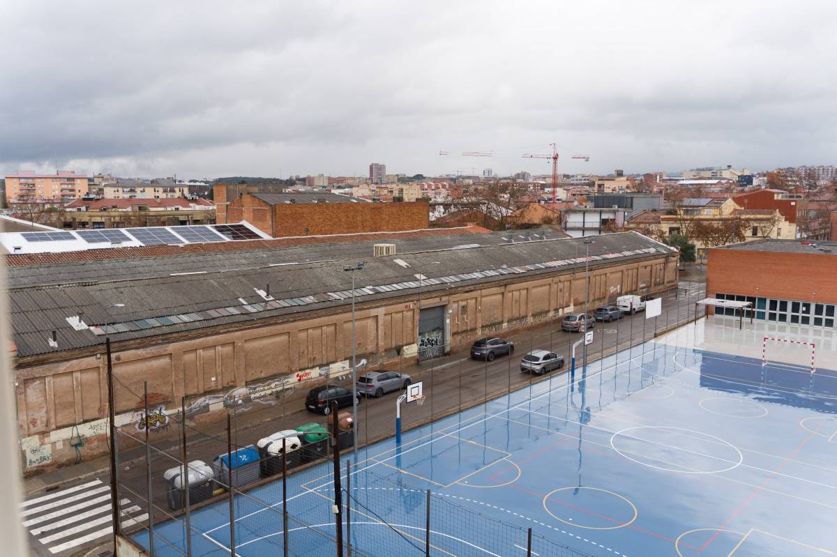 La pluja obliga a posar nova data per retirar l'amiant de la nau de davant del Teresa Claramunt