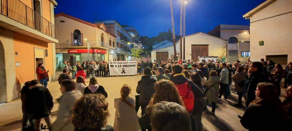 Manifestació a la plaça de la Vila de Palau-solità