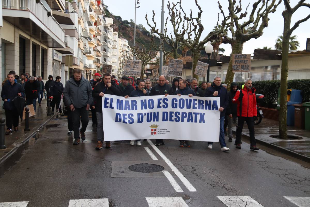 Els pescadors amarren les barques i fan vaga en contra de la burocràcia i la normativa europea