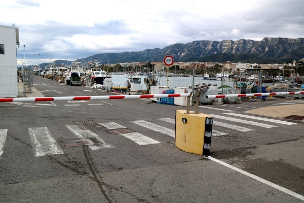 Els pescadors amarren les barques en contra de la burocràcia i la normativa europea