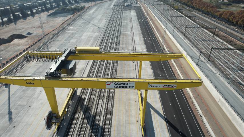 La terminal intermodal d’Adif a La Llagosta, dissenyada per IDP, en marxa