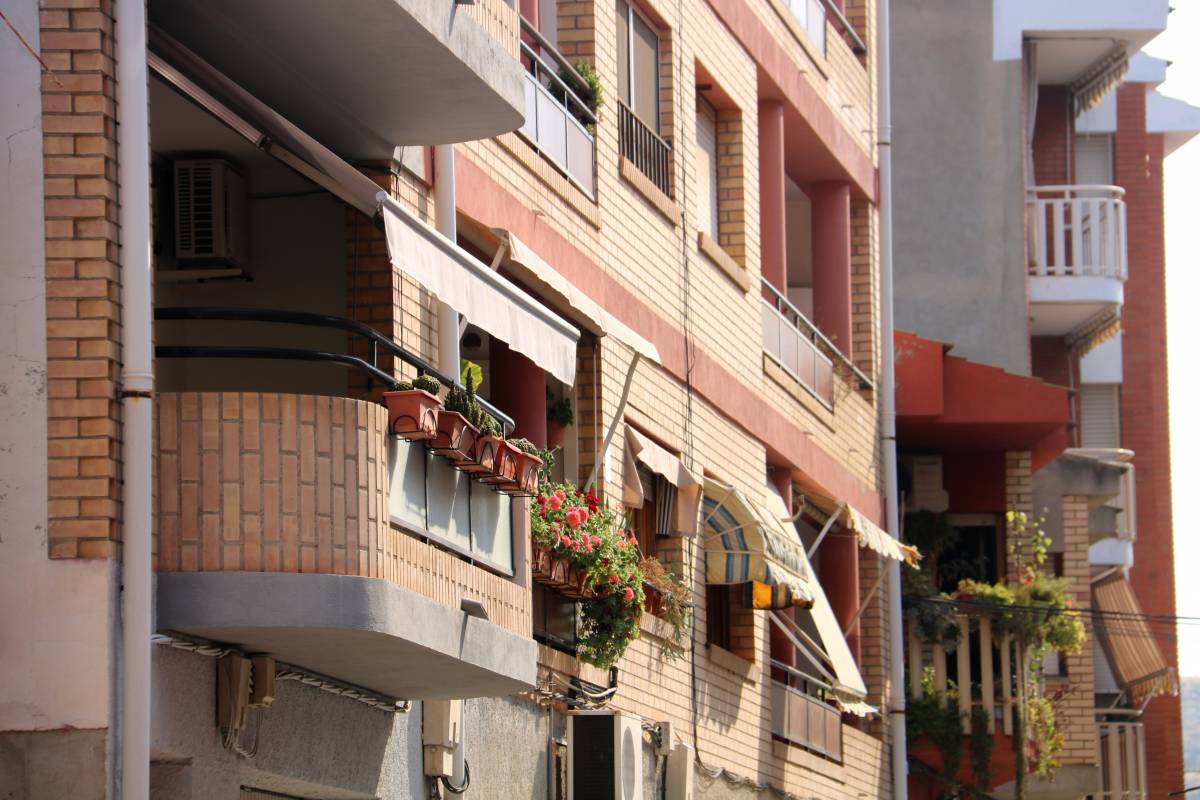 La compravenda d'habitatges augmenta un 2,3% al novembre i frega les 8.800 operacions