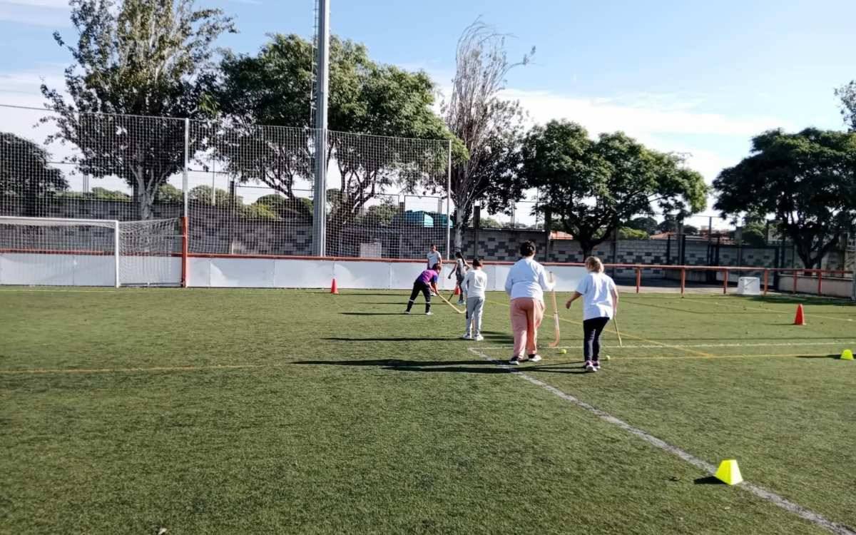 Reus renova la gespa dels camps de futbol municipals