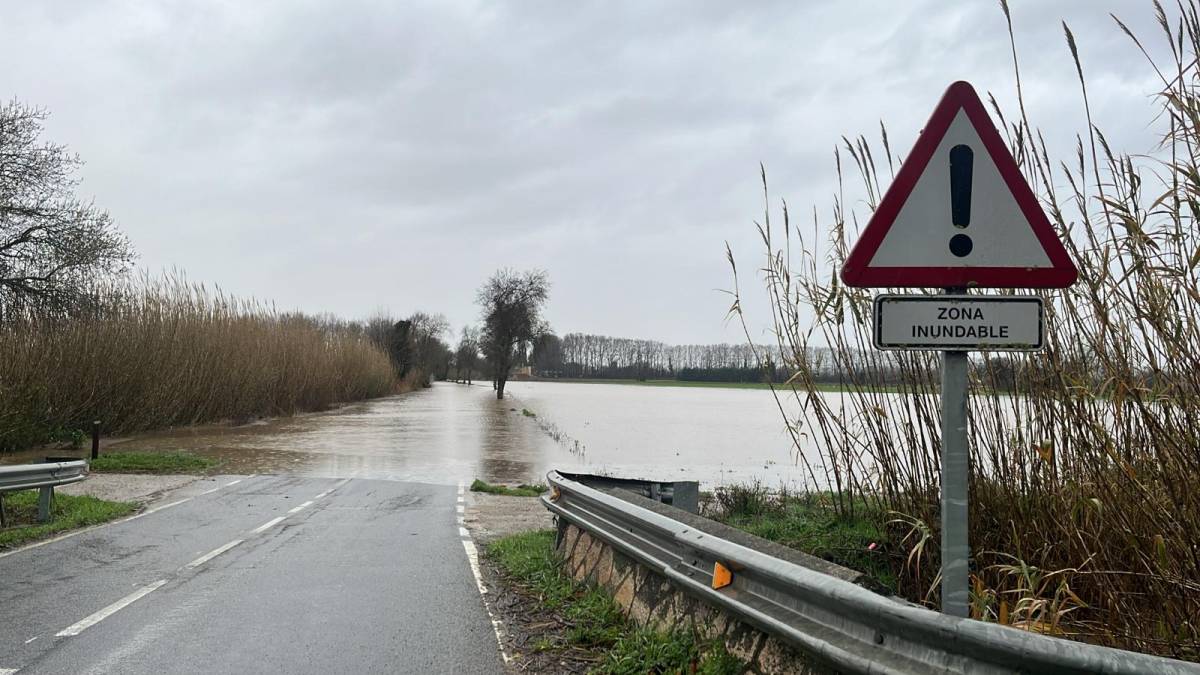 Una carretera de l'Empordà tallada per inundacions - Cedida a l'ACN