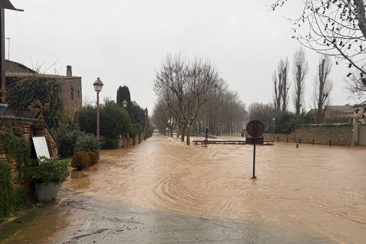 Llevantada: carreteres tallades, petits desbordaments i un desaparegut a l'Empordà