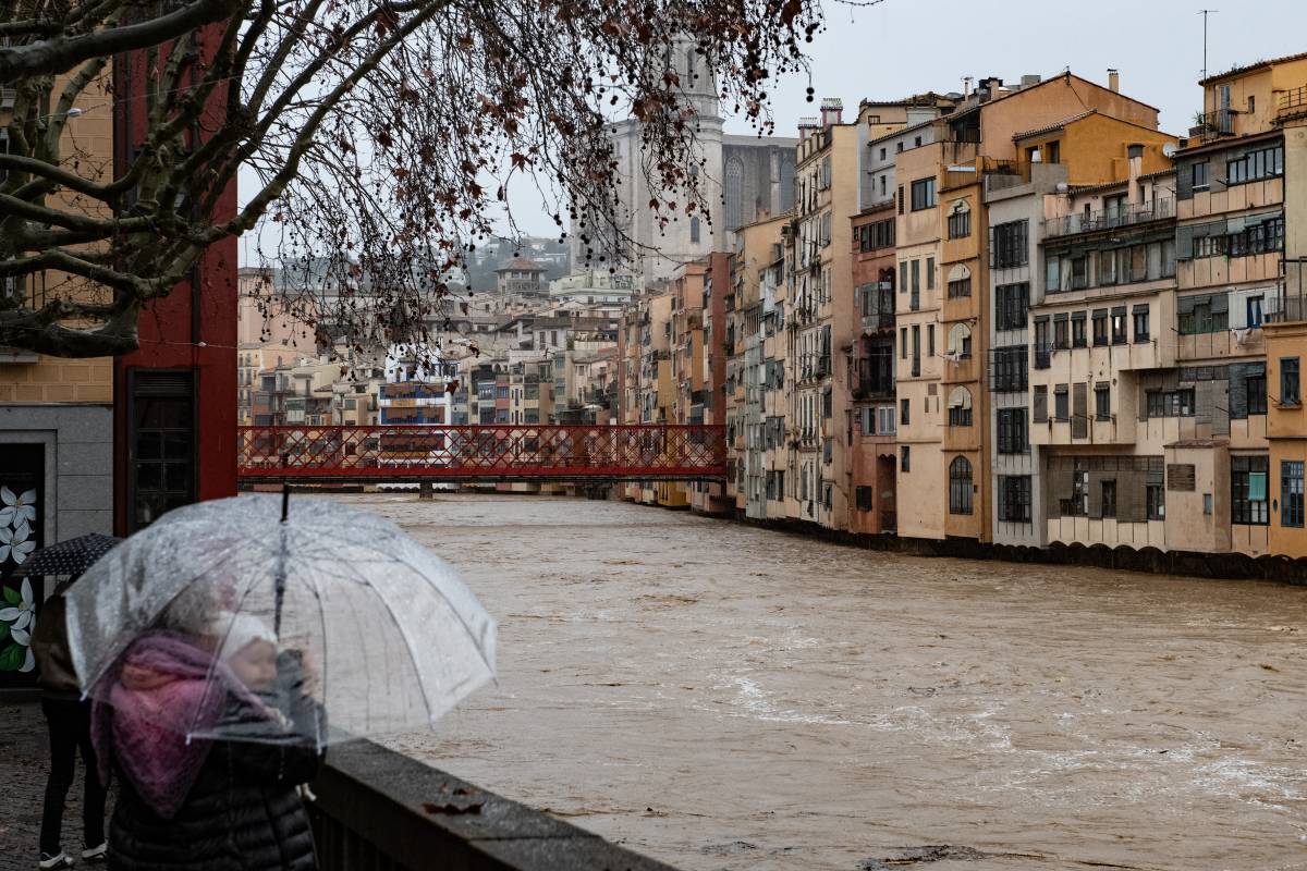 Llevantada: carreteres tallades, petits desbordaments i un desaparegut a l'Empordà