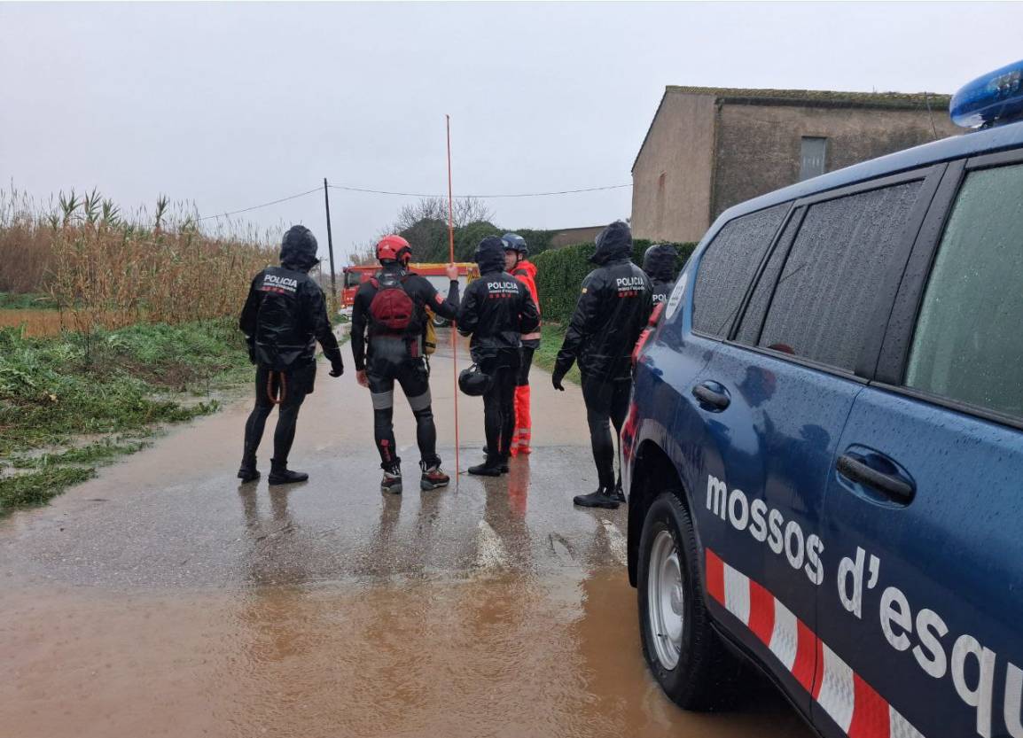 Els Bombers busquen un desaparegut per la llevantada al Baix Empordà