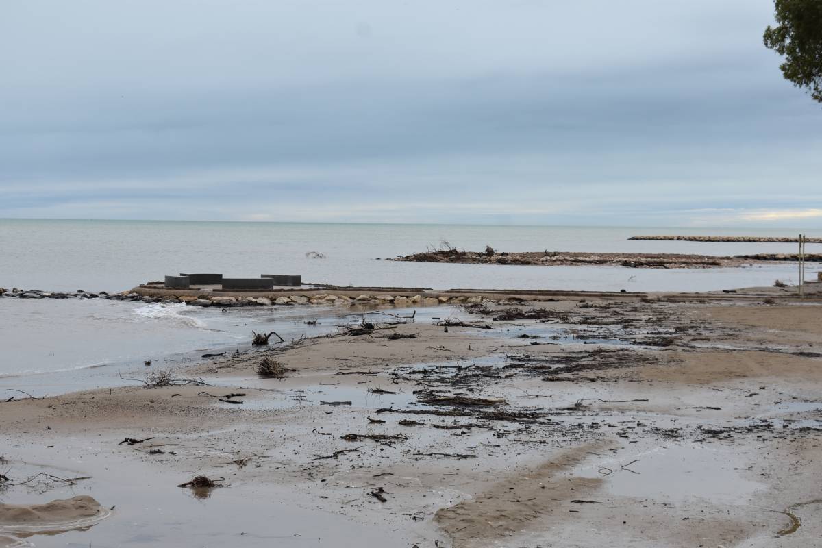 Platja de la Ràpita afectada pel temporal.