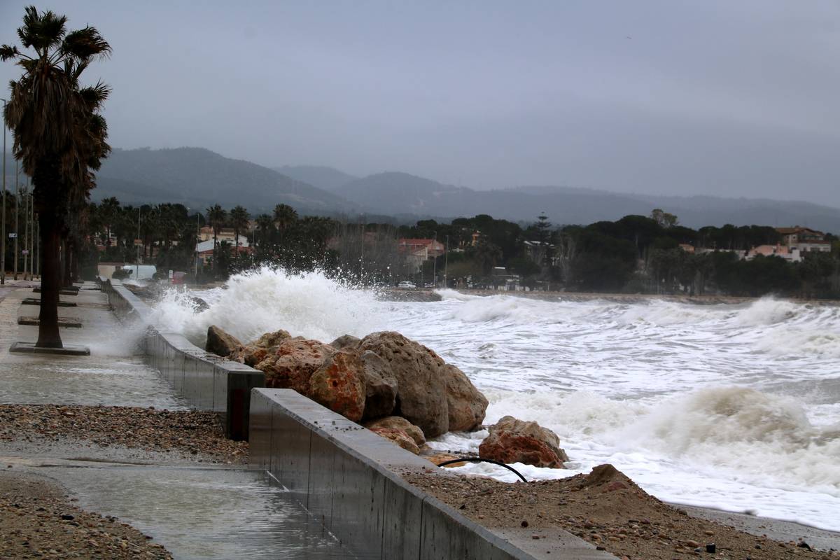 Onades a la platja de l`Arenal de l`Ampolla.