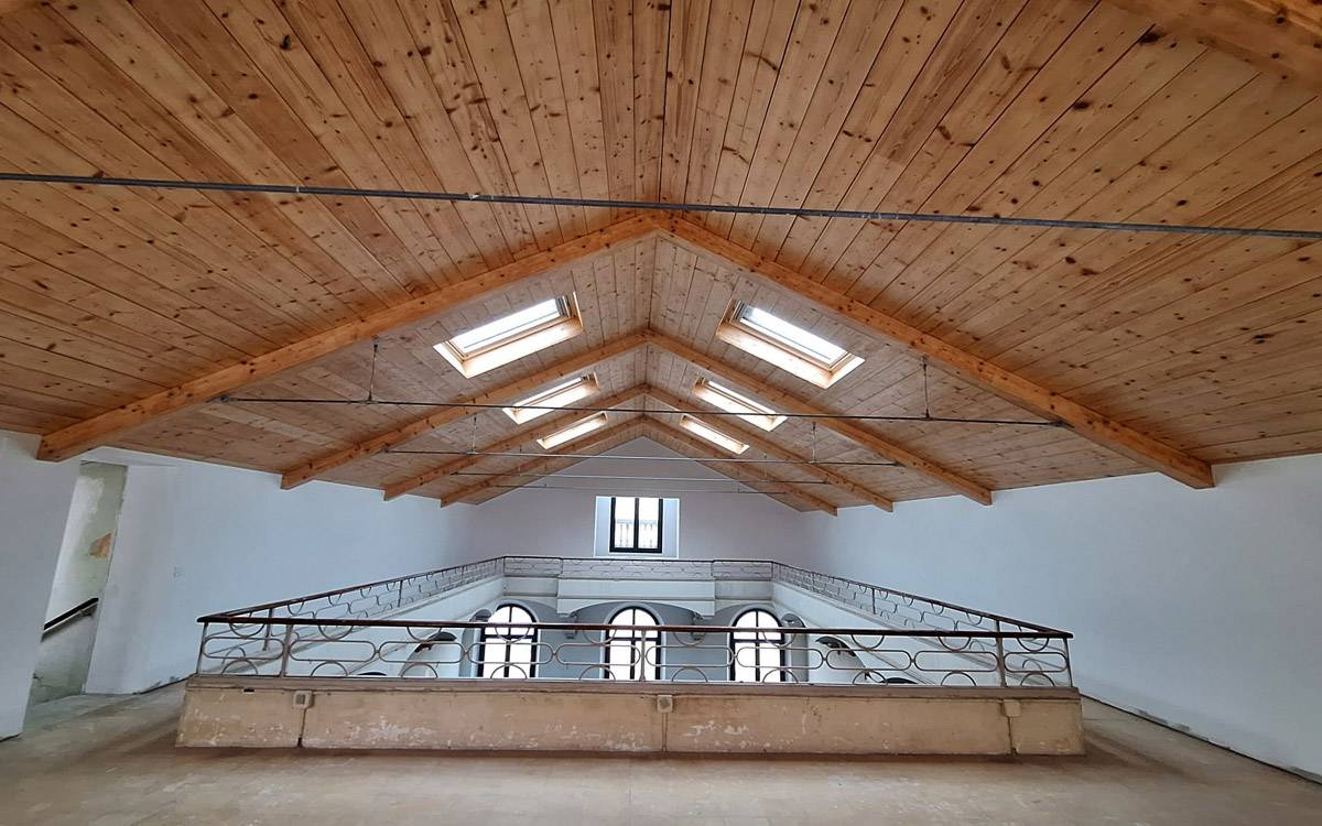 Castellbell i el Vilar renova la coberta de la sala petita del Casino Borràs