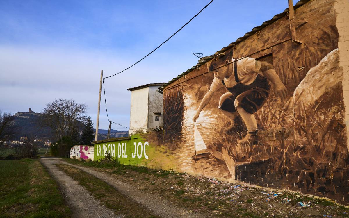 L'artista Roc BlackBlock crea dos murals per reivindicar el calendari festiu i cultural de Tona