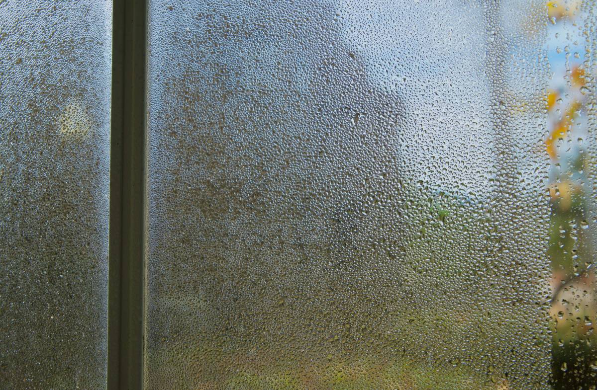 Així pots eliminar la humitat de les finestres de casa sense gastar diners