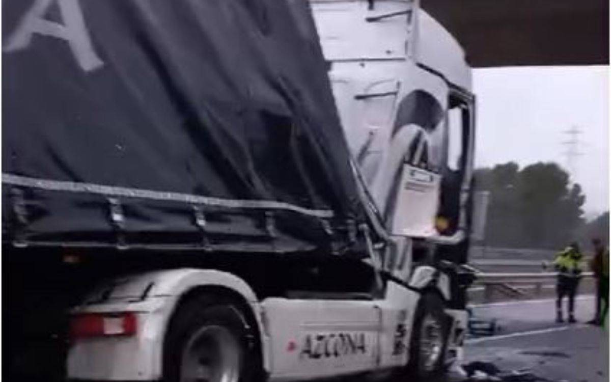 Tallada l'AP-2 a la Conca de Barberà per un accident múltiple amb tres camions implicats