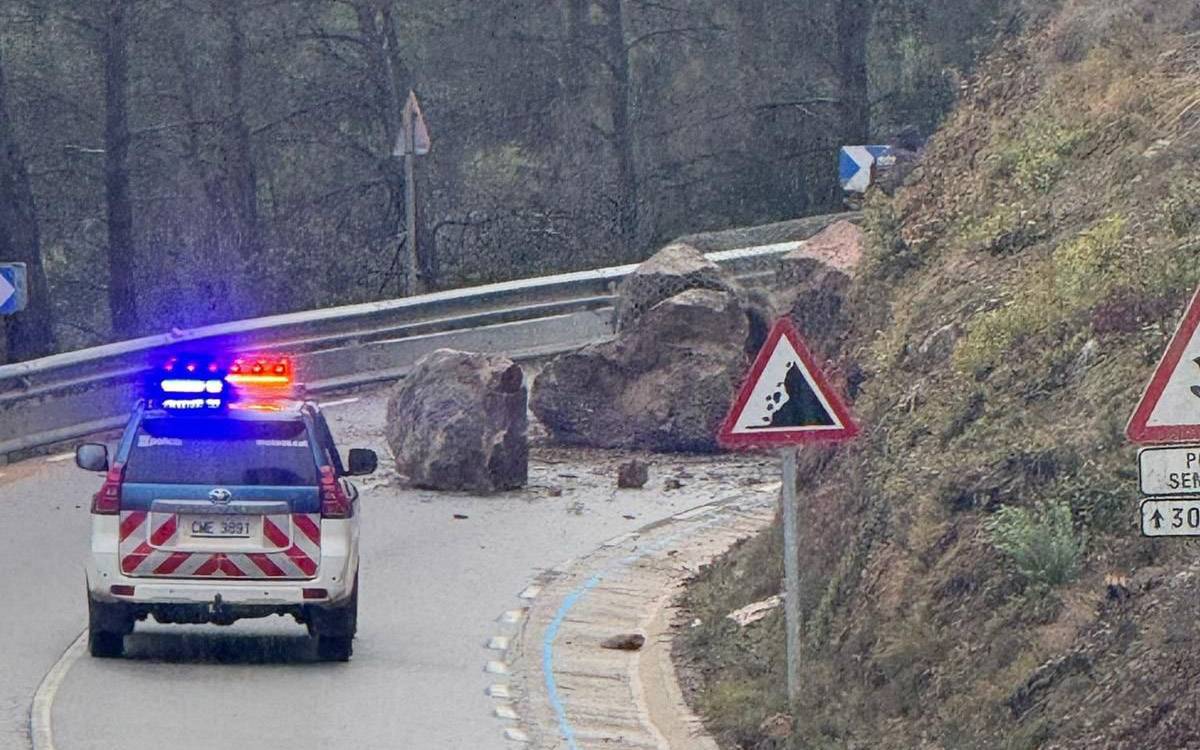Un despreniment de roques envaeix el pas a la BV-3012 al Molí de Boixeda
