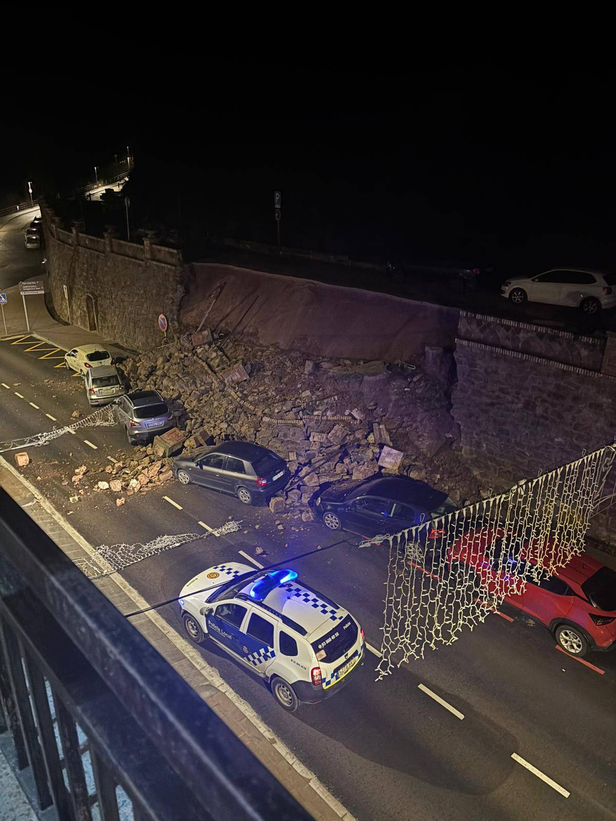 Un mur de contenció s'esfondra al principal accés de Cardona i afecta diversos vehicles estacionats