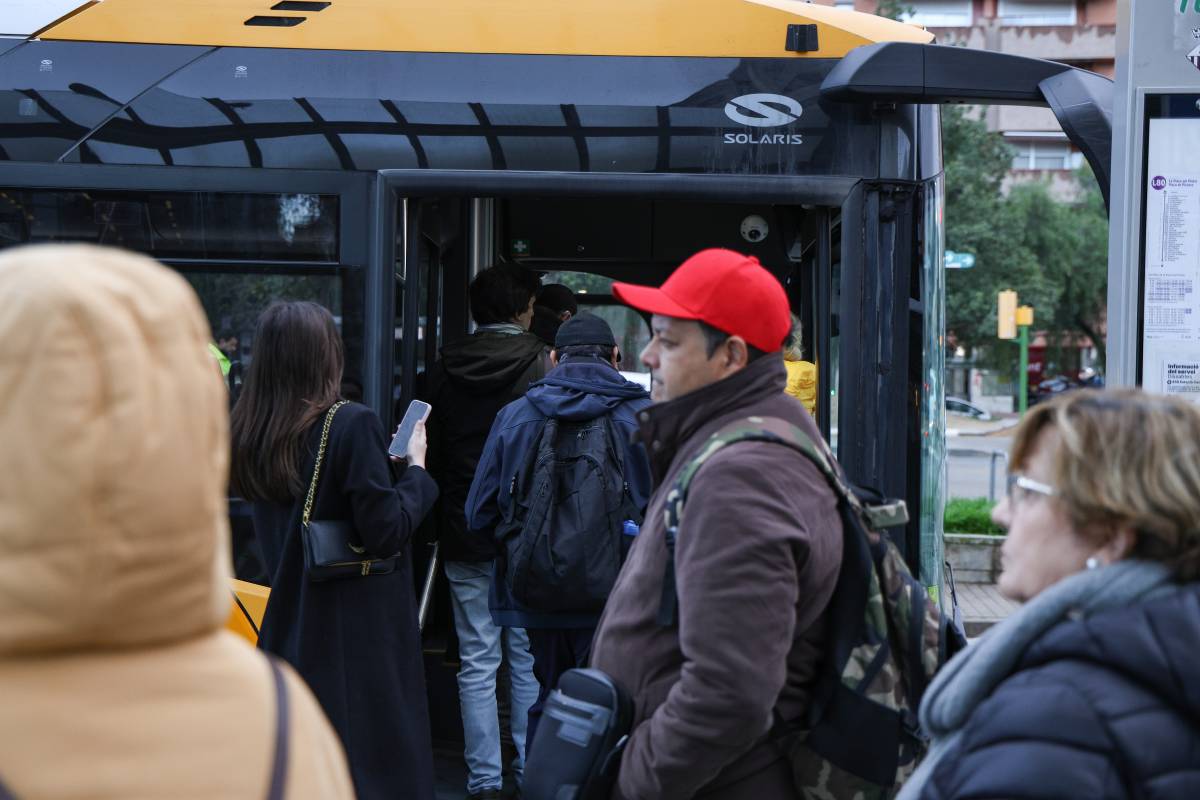 Acumulació d`usuaris a l`estació d`autobusos del Centre de Sabadell