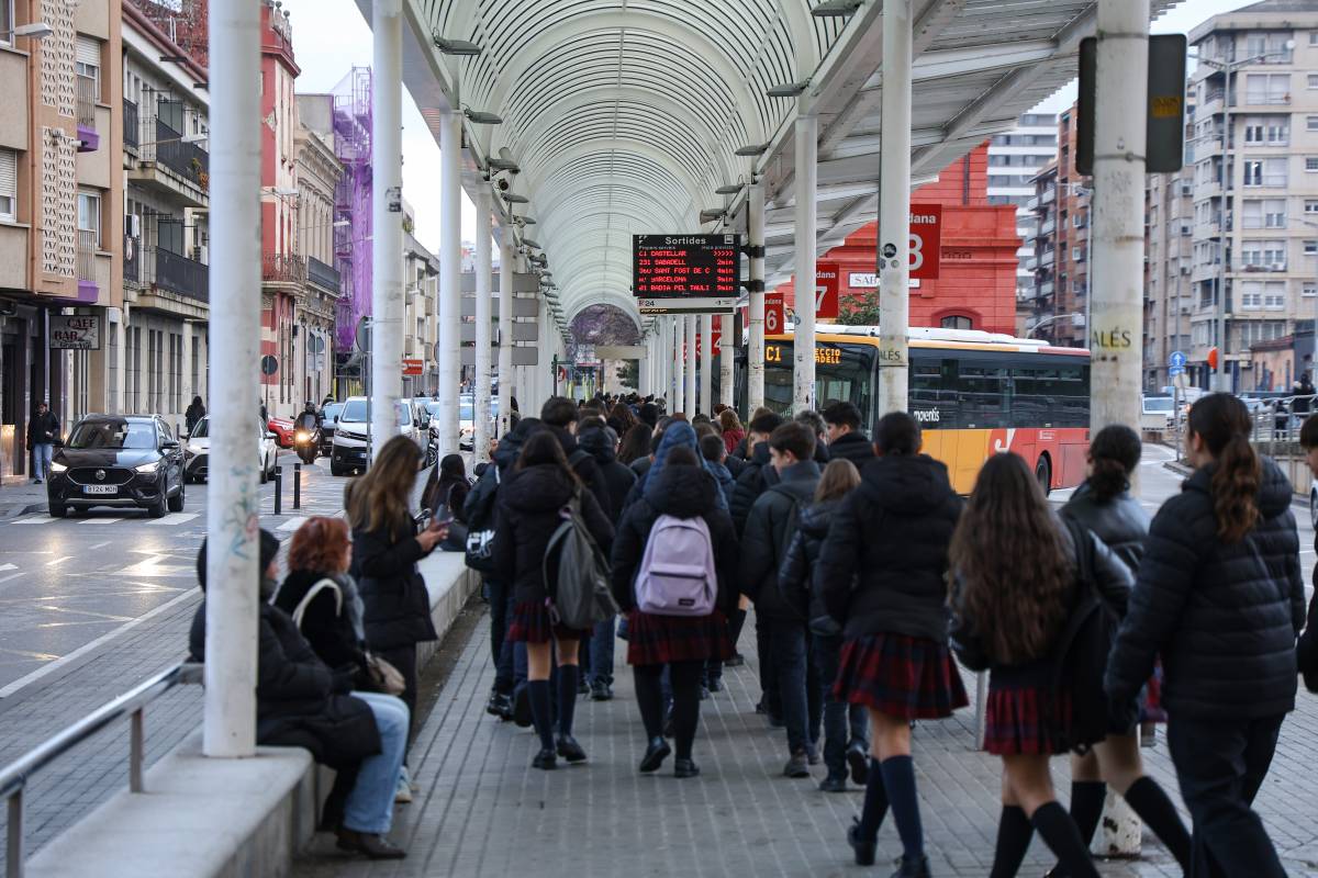 Acumulació d`usuaris a l`estació d`autobusos del Centre de Sabadell