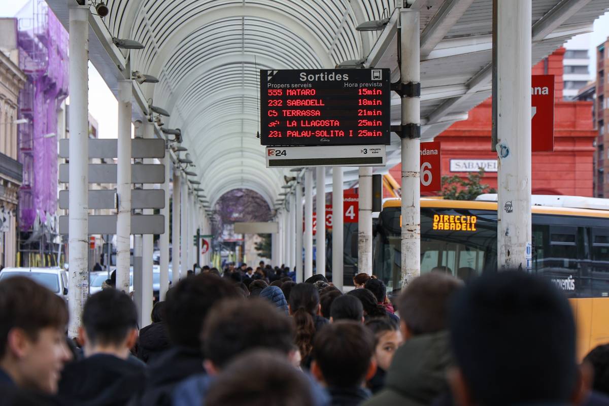 Acumulació d`usuaris a l`estació d`autobusos del Centre de Sabadell