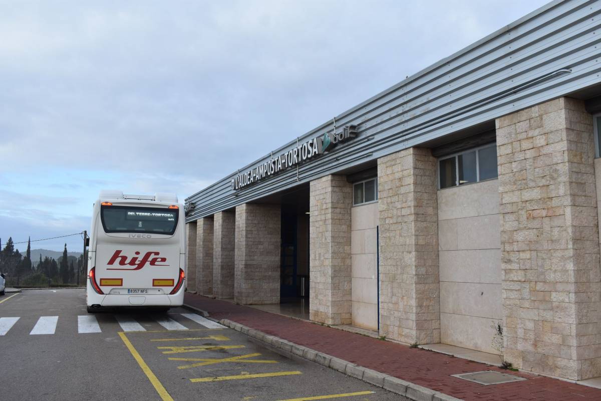 Estacions de tren desertes i més busos entre l’Ebre i Barcelona