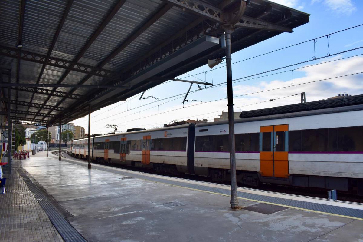 Tren de Rodalies estacionat a Tortosa, este dimecres al matí