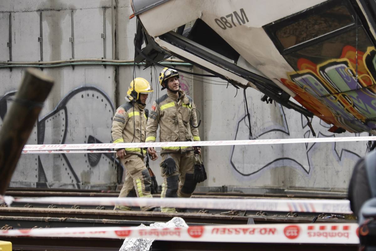 Bombers analitzant el tren de Rodalies accidentat a Gelida - Jordi Pujolar / ACN