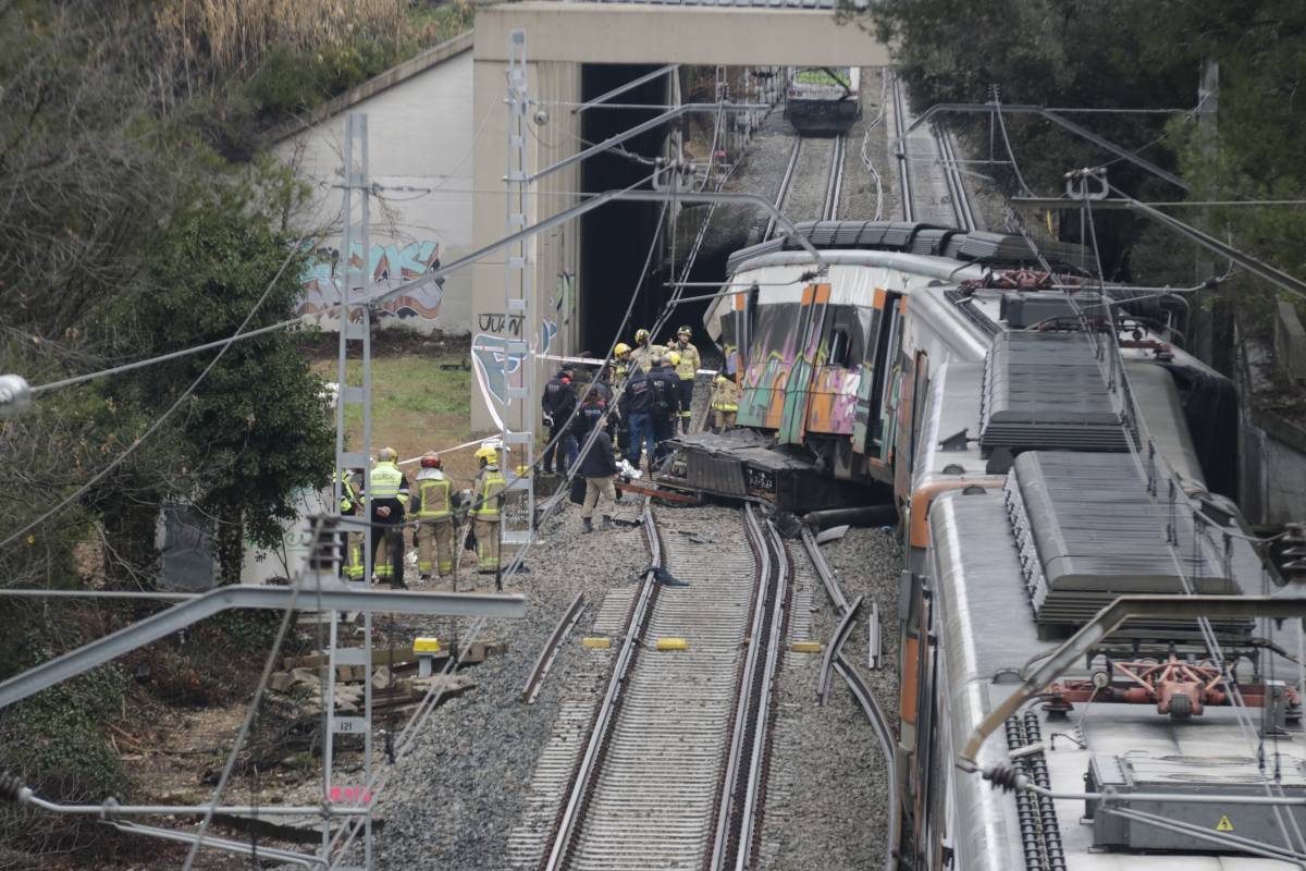 Bombers i mossos analitzant el tren de Rodalies accidentat a Gelida - Jordi Pujolar / ACN
