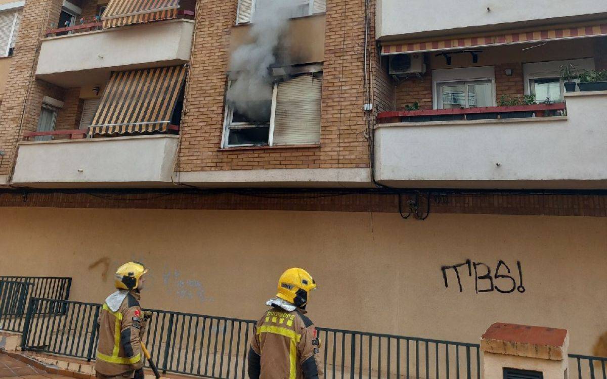 Ensurt a Reus per un incendi en un pis: quatre persones afectades per inhalació de fum