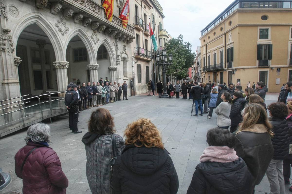Terrassa fa un minut de silenci per les víctimes dels aiguats i de l'accident de tren a Gelida