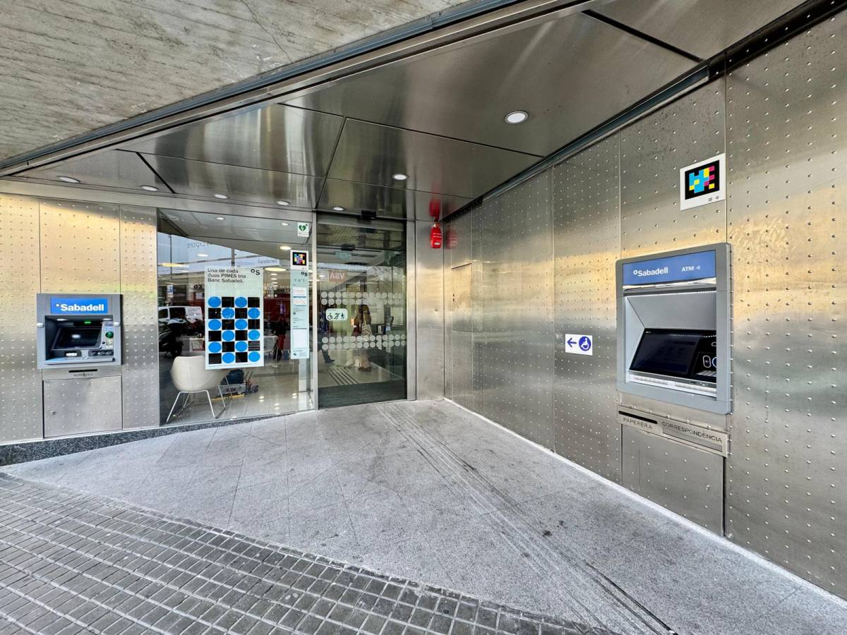 Banc Sabadell, primera entitat en incorporar els codis NaviLens per millorar l'autonomia dels clients a les seves oficines