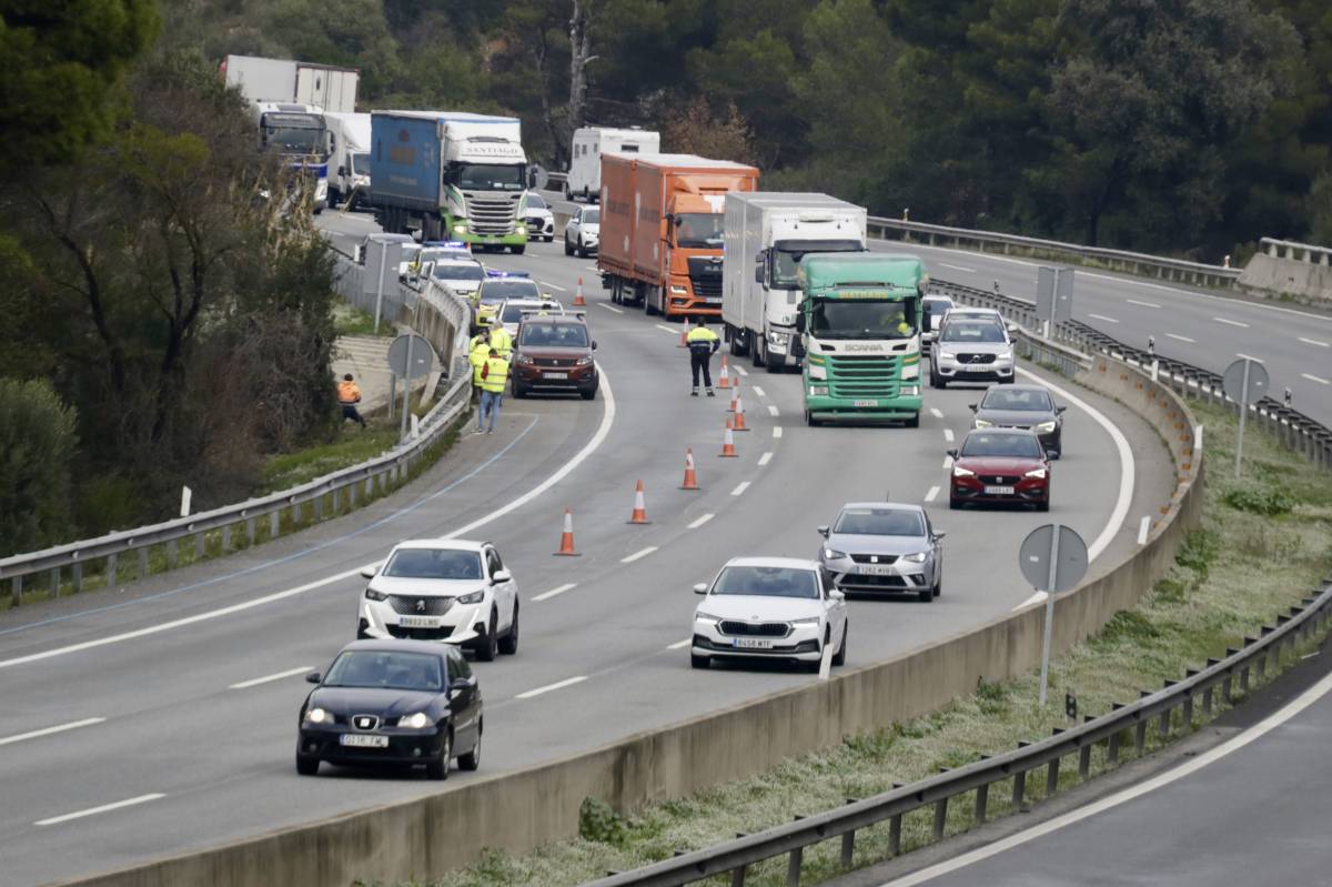 Tallen l'AP-7 a Martorell en sentit sud per prevenir la seguretat
