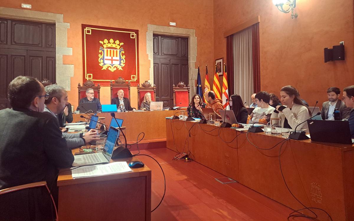 El ple de l'Ajuntament de Manresa esmicola i buida la condemna a la intervenció dels EUA a Veneçuela