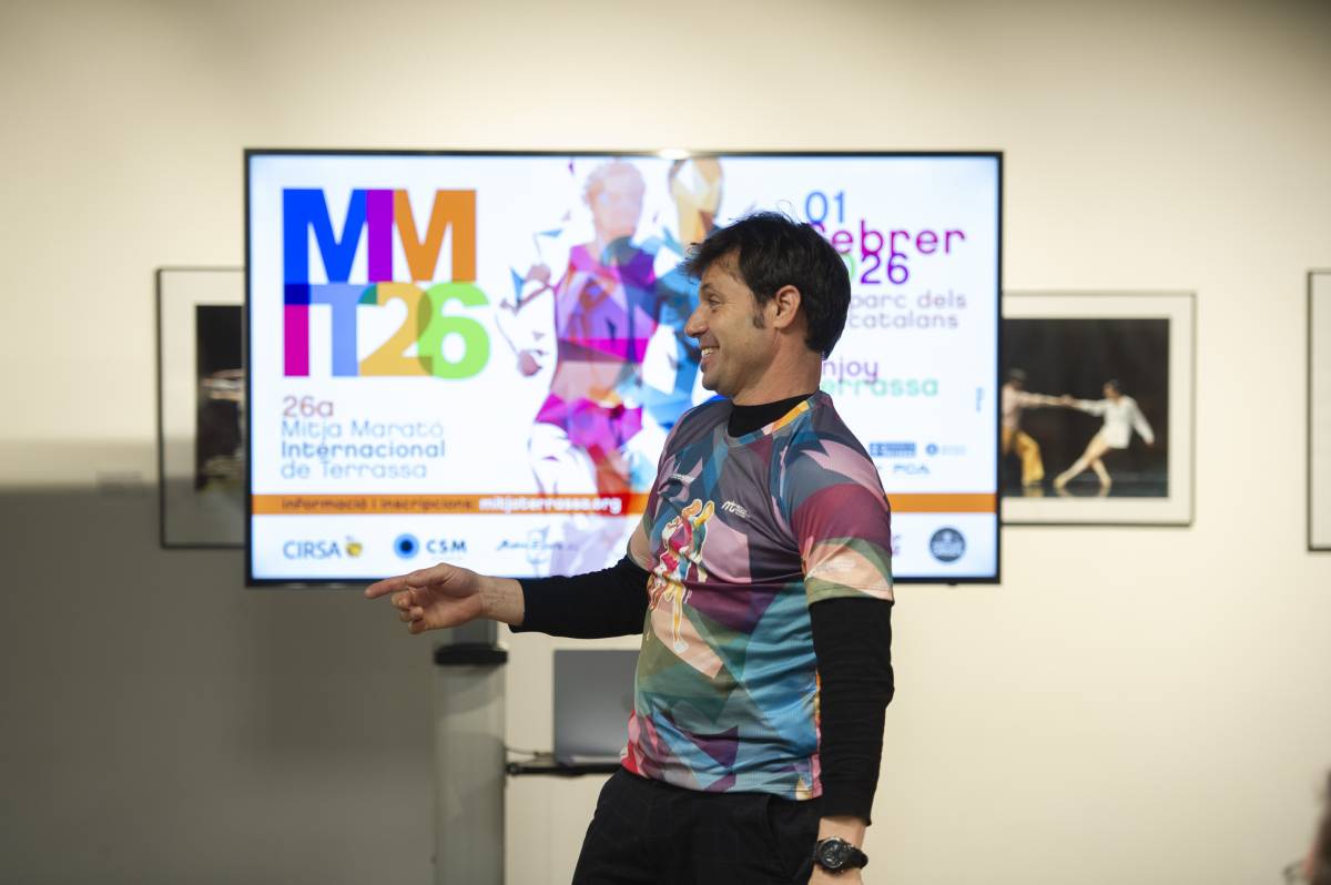 El cantant manresà Salva Racero, amb la samarreta oficial de la cursa - ALBERTO TALLÓN El cantant manresà Salva Racero, amb la samarreta oficial de la cursa