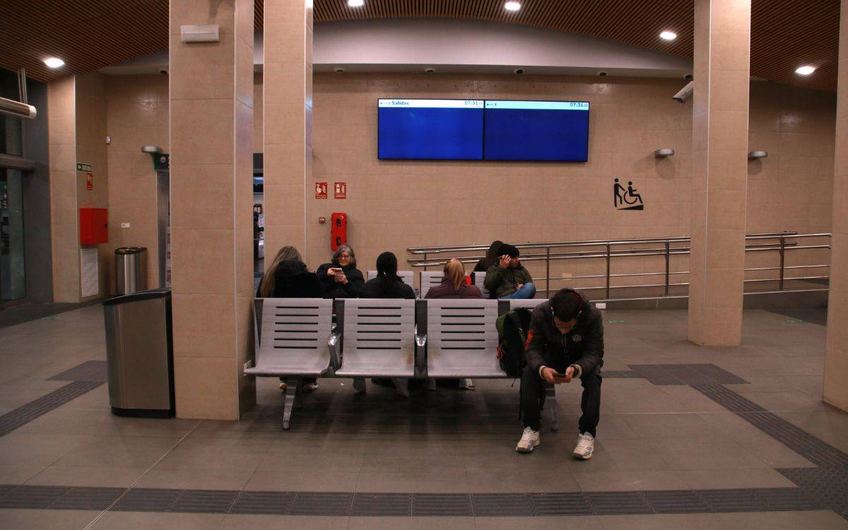 Indignació, incertesa i nervis entre els usuaris de Renfe a Tarragona en la segona jornada sense trens