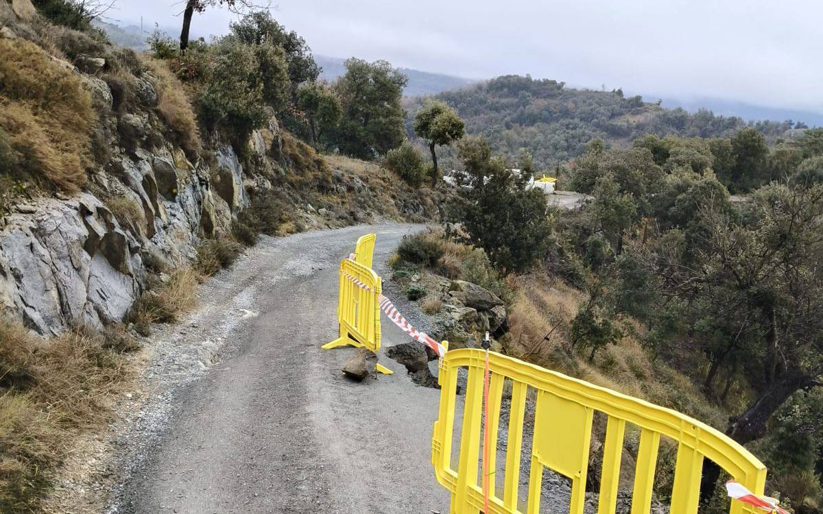 Tallat un camí rural a l'Esquirol a causa d'una esllavissada