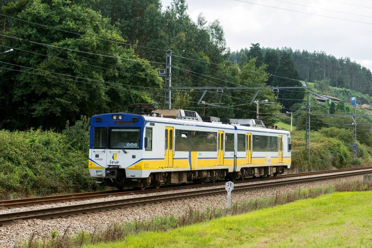 Un tren de passatgers xoca amb una grua a Cartagena i deixa com a mínim tres ferits