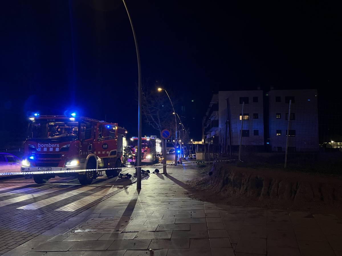 Extingeixen un incendi en un pàrquing d'un bloc d'Alcarràs que ha cremat dos vehicles
