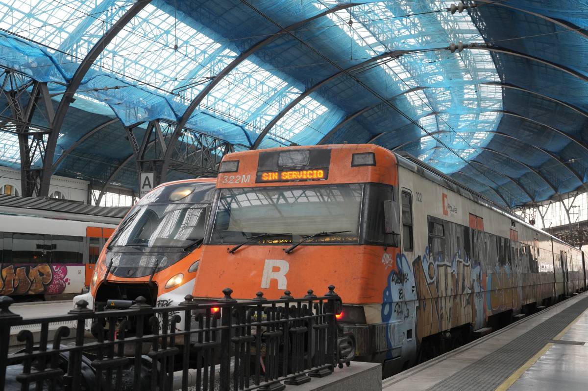 Trens aturats a les andanes en la reobertura fallida de Rodalies: vaga de zel dels maquinistes