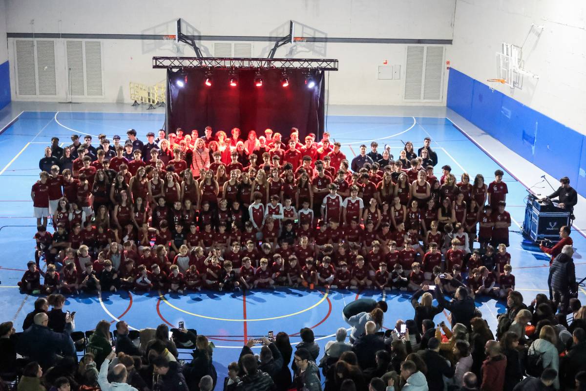 La multitudinària foto de família al pavelló