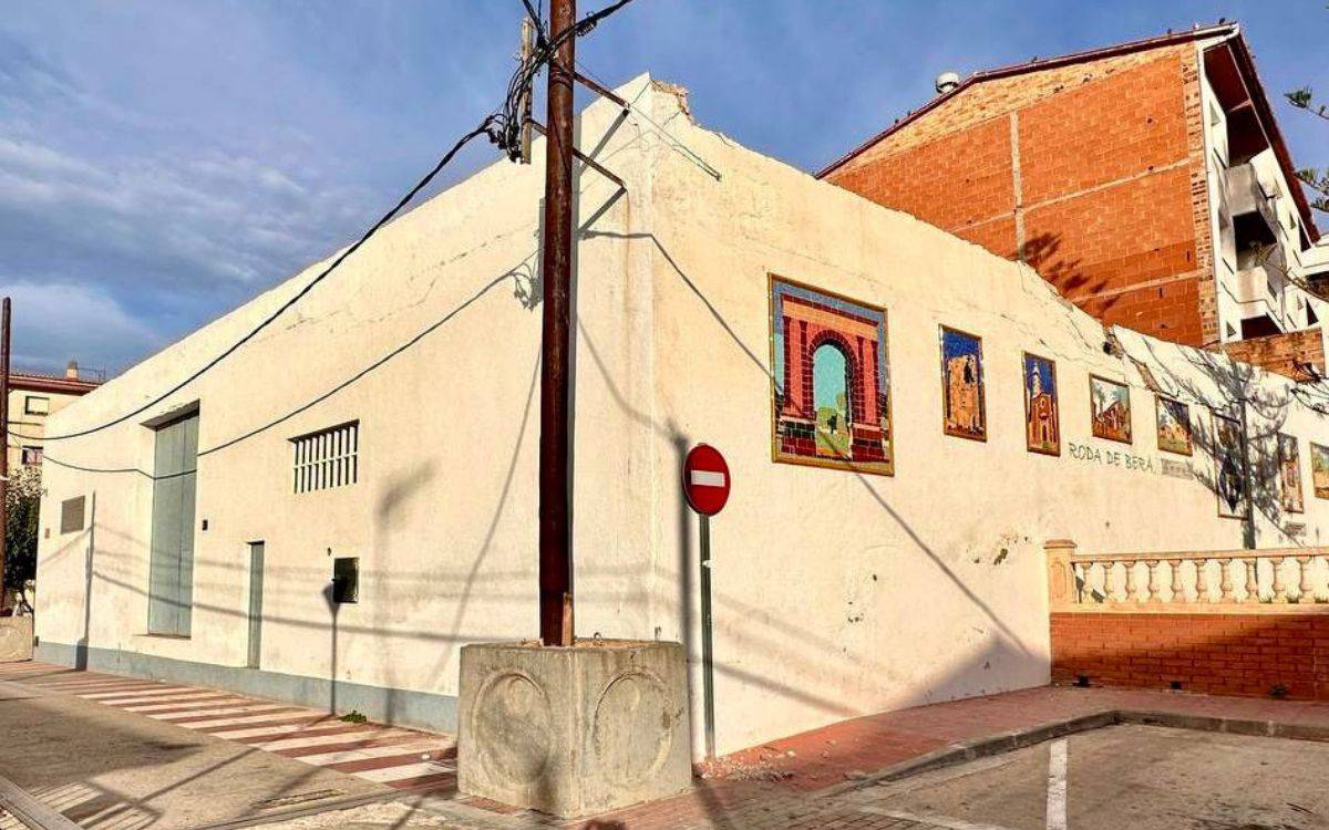 Posen data a la transformació de l'edifici de la cooperativa agrícola de Roda de Berà en un aparcament