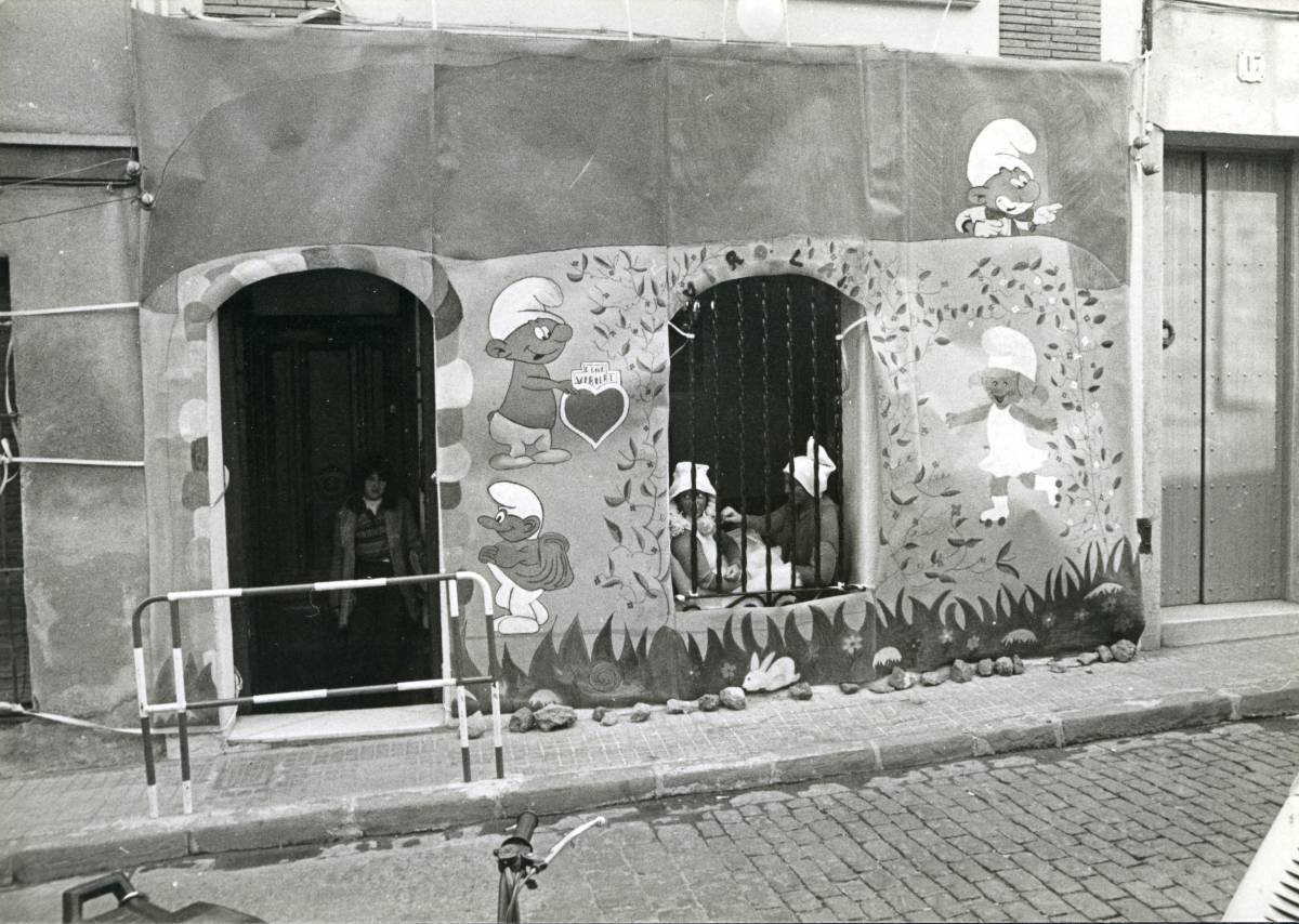 Una escola tancada i uns Barrufets