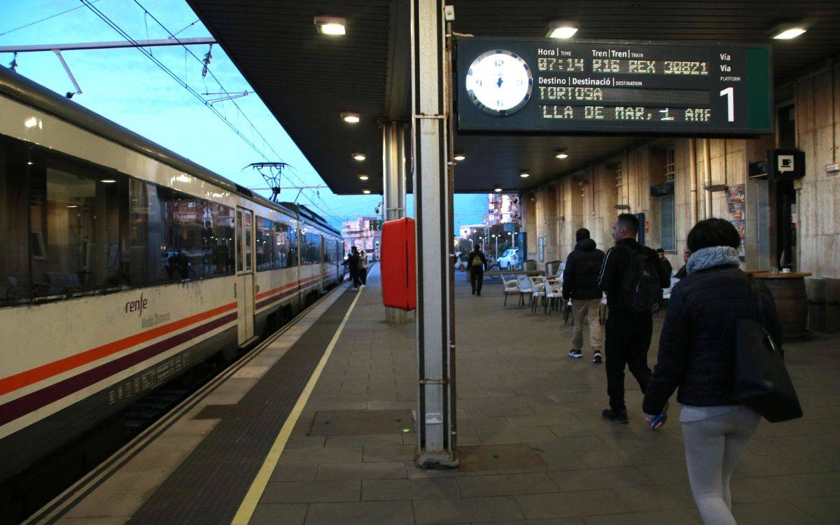 Els retards i la poca afluència de viatgers marquen la represa del servei ferroviari a Tarragona