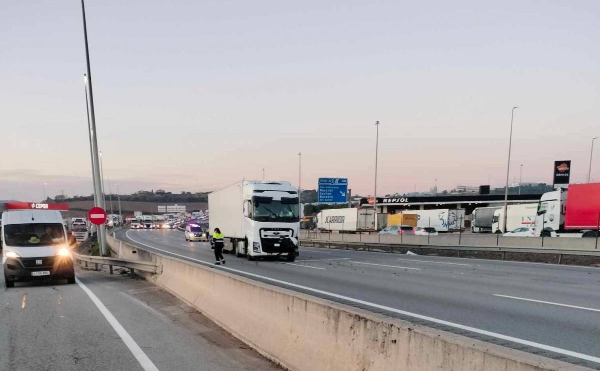 L'accident de dos camions a Santa Perpètua de Mogoda provoca el tall de l'AP-7 