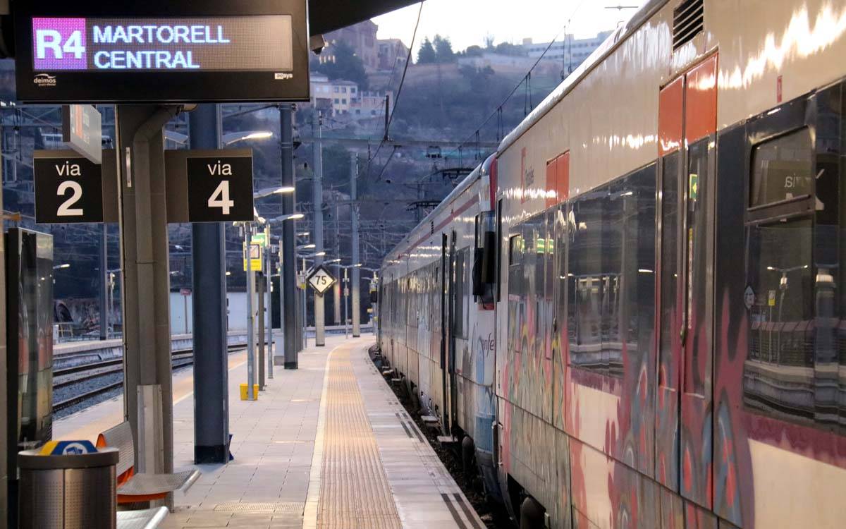 Pocs viatgers a l'estació de tren de Manresa en el primer dia de restabliment del servei
