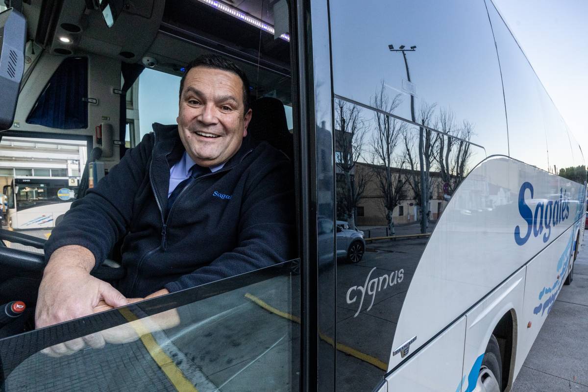 El conductor viral que treu somriures als usuaris de l'autobús: 