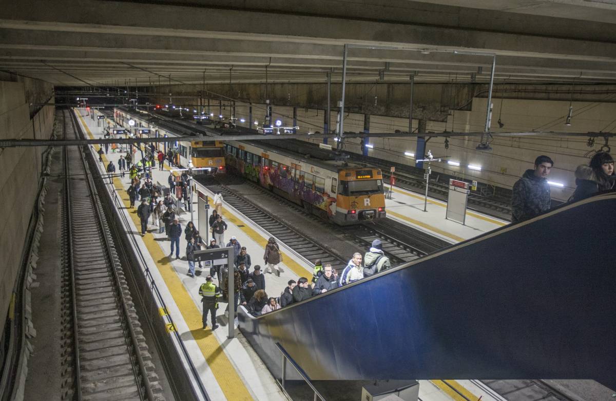 Entre la desconfiança i la necessitat: tornen els usuaris a les andanes de Rodalies