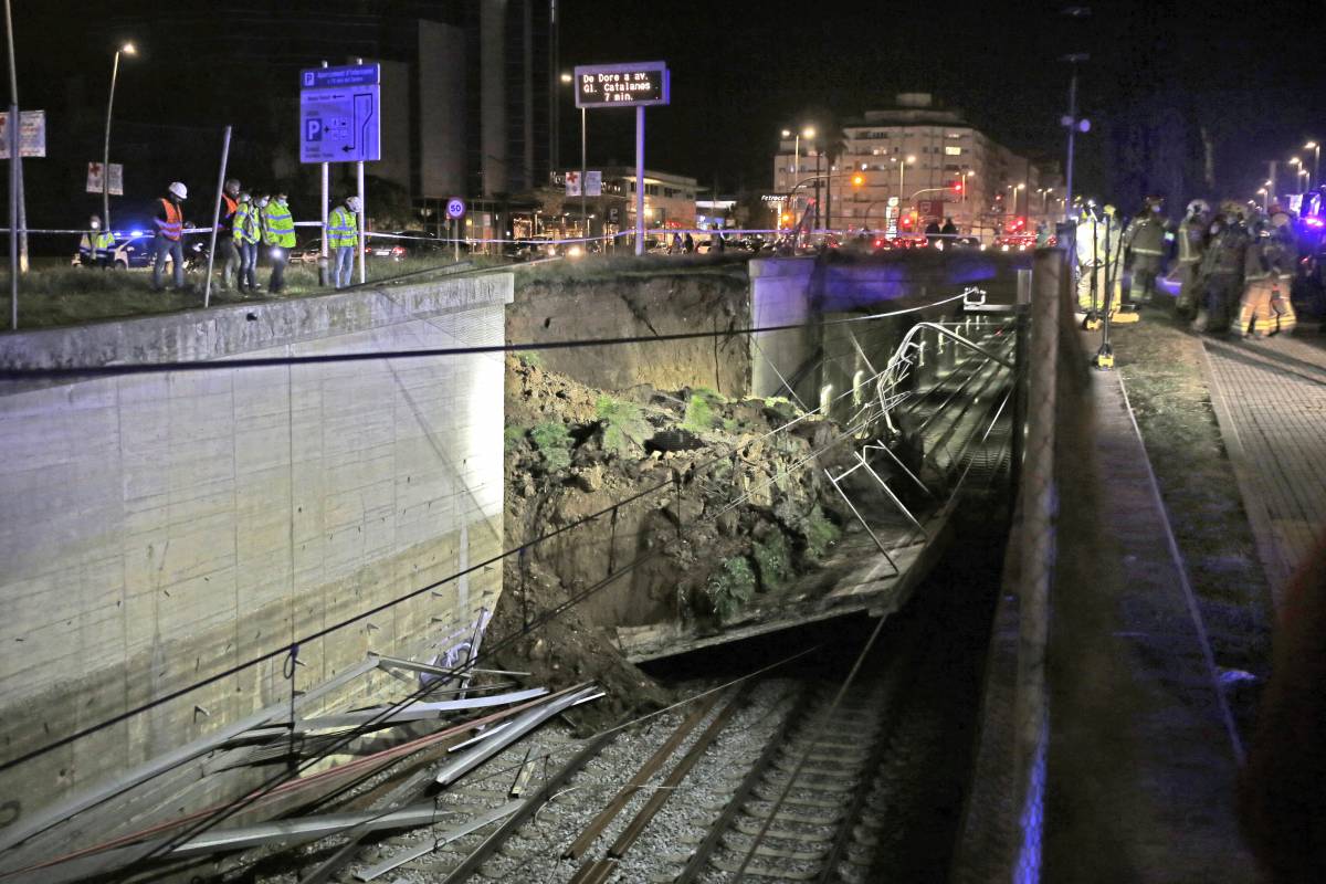 Foto d`arxiu de la caiguda d`un mur sobre les vies de Ferrocarrils de la Generalitat a Terrassa el 2021 - Lluís Clotet Foto d`arxiu de la caiguda d`un mur sobre les vies de Ferrocarrils de la Generalitat a Terrassa el 2021