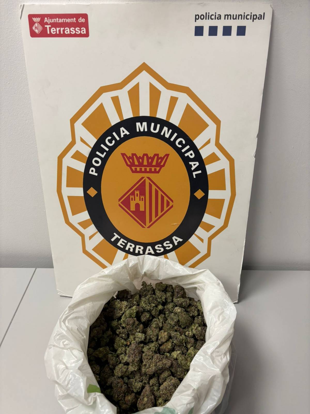 Els paren per tenir la ITV caducada i els detenen per amagar 558 grams de marihuana 
