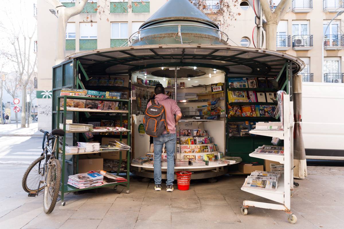 Un noi comprant al quiosc de la ronda de Zamenhoff - David Chao Un noi comprant al quiosc de la ronda de Zamenhoff